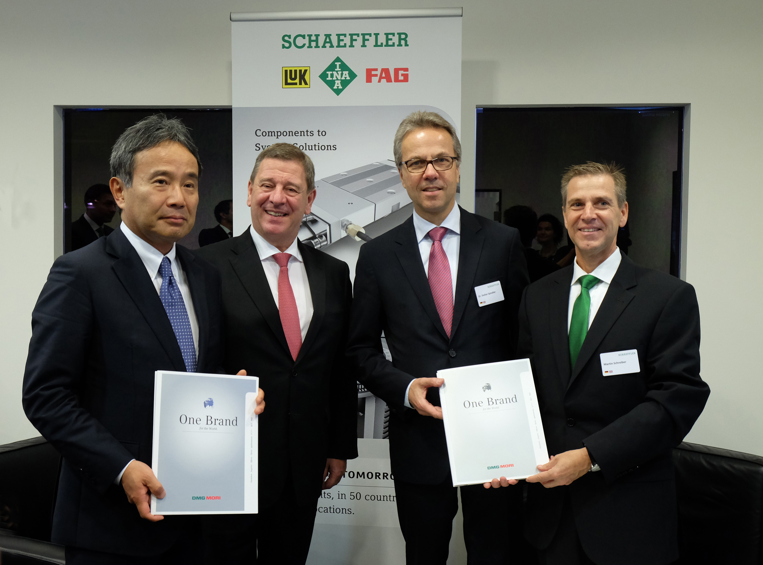 舍弗勒與德馬吉森精機(jī)簽署全球營(yíng)銷協(xié)議。從左至右：德馬吉森精機(jī)有限公司首席執(zhí)行官森雅彥博士、德馬吉森精機(jī)股份有限公司首席執(zhí)行官呂迪格&middot;卡皮察博士、舍弗勒集團(tuán)工業(yè)事業(yè)部首席執(zhí)行官斯特凡&middot;施平德勒博士、舍弗勒集團(tuán)工業(yè)事業(yè)部制造機(jī)械事業(yè)部總裁馬丁&middot;施賴伯。