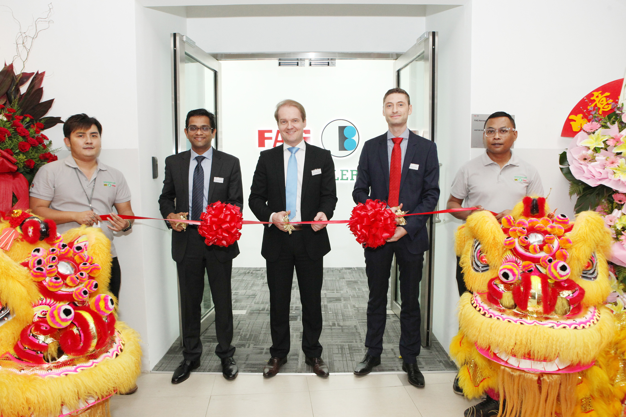 （從左至右）舍弗勒東南亞總裁拉瑪達(dá)斯&bull;切魯帕斯（Ramdas Cherupara），舍弗勒亞太區(qū)首席執(zhí)行官安德烈亞斯&bull;希克（Andreas Schick）以及FAG航空航天新加坡公司總經(jīng)理馬蒂亞斯&bull;比格納（Matthias Biegner）在FAG航空航天（新加坡）有限公司的開(kāi)業(yè)儀式上正準(zhǔn)備剪彩。